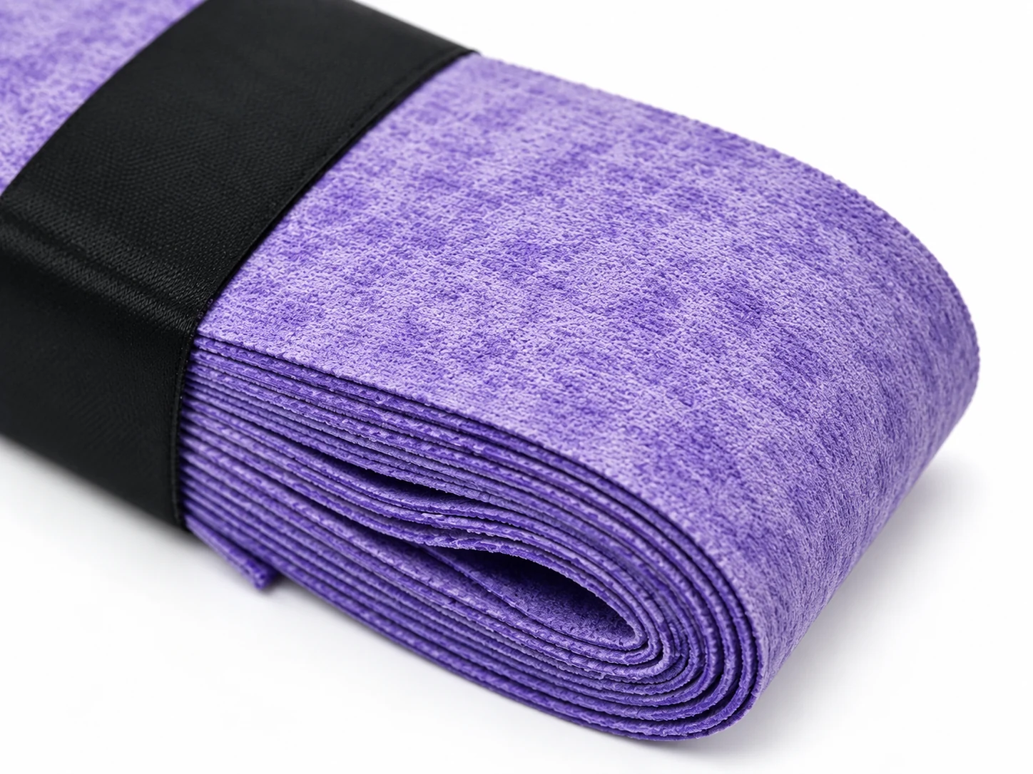Primo piano della superficie e del bordo del rotolo di overgrip asciutto perforato viola OG-D02