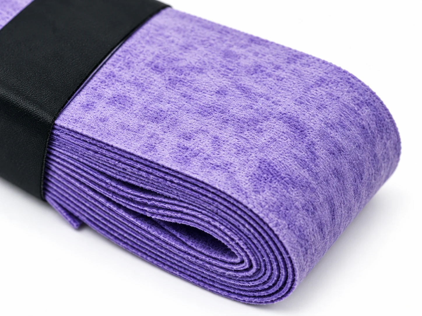 Primer plano de la superficie y el borde del rollo de overgrip seco perforado morado OG-D03