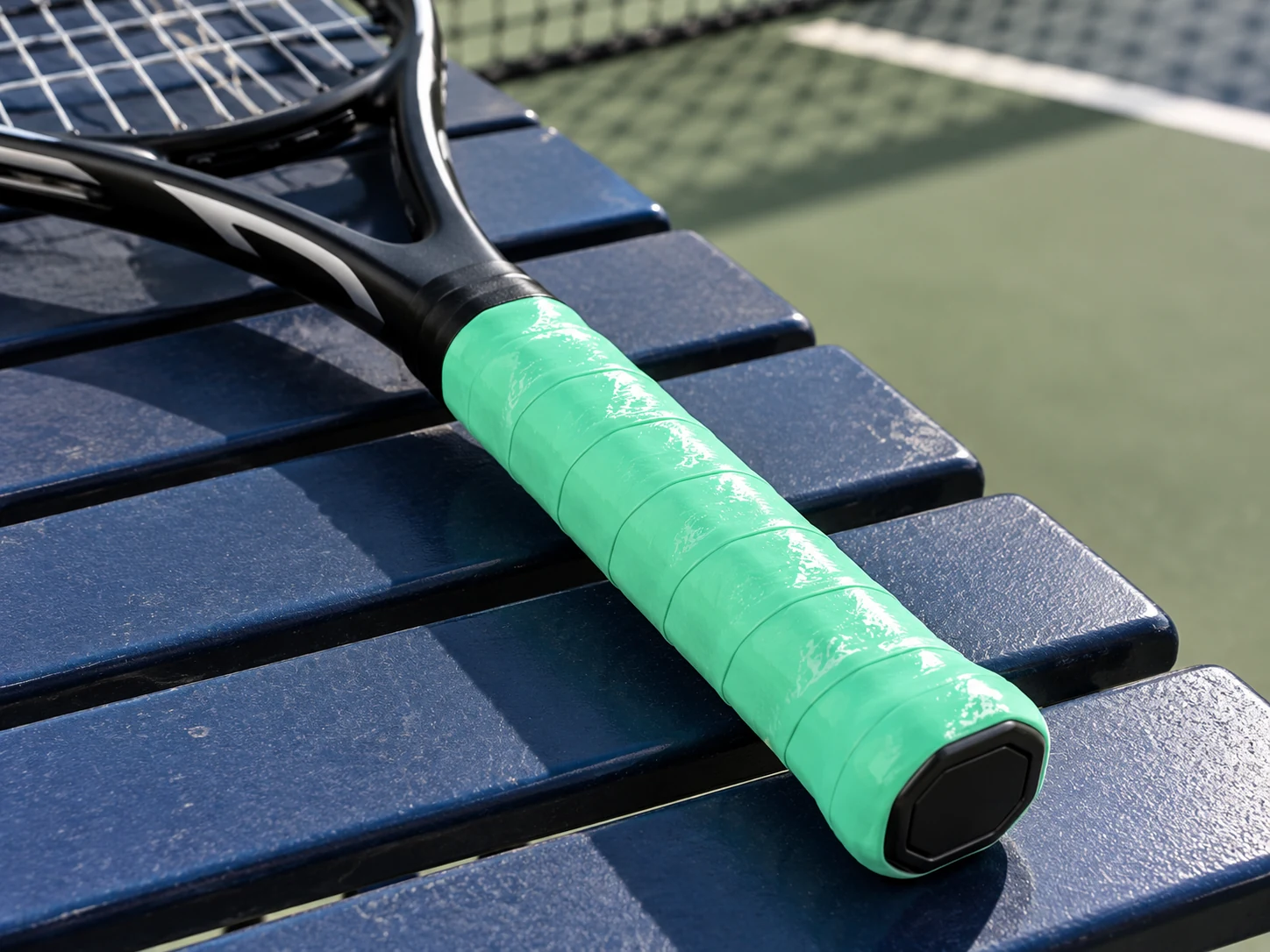 Surgrip collant vert menthe de plusieurs épaisseurs OG-T03/T04/T05 posé sur le manche d’une raquette de tennis