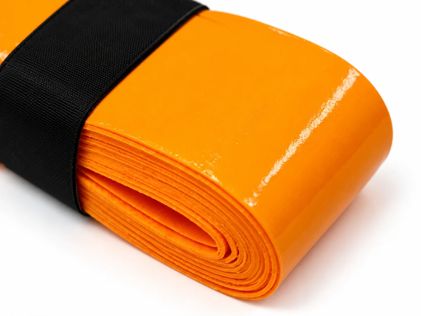 Primo piano della superficie e del bordo del rotolo di overgrip durevole ad alta aderenza arancione OG-T06