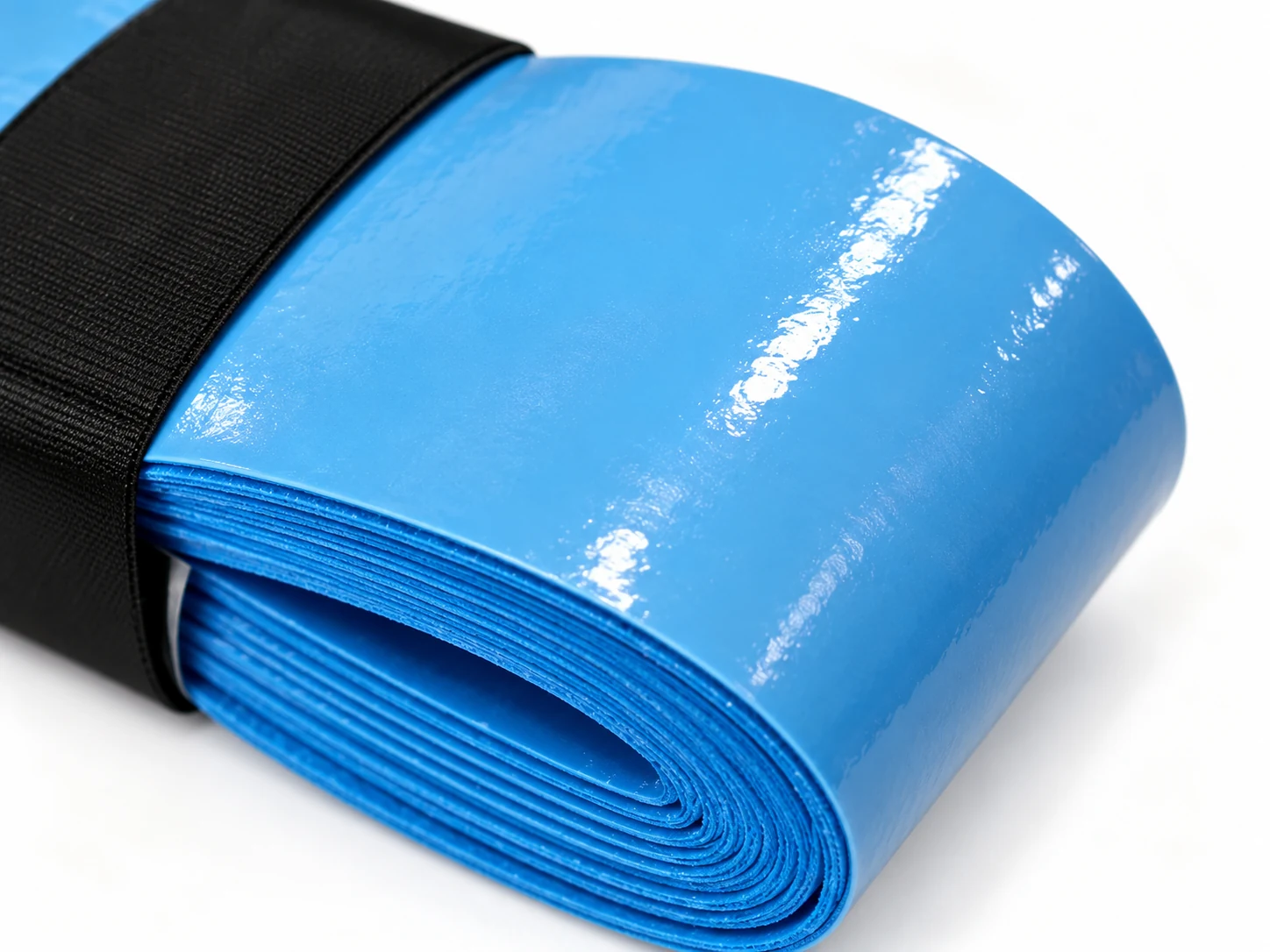 Primo piano della superficie e del bordo del rotolo di overgrip morbido, elastico e aderente blu OG-T07